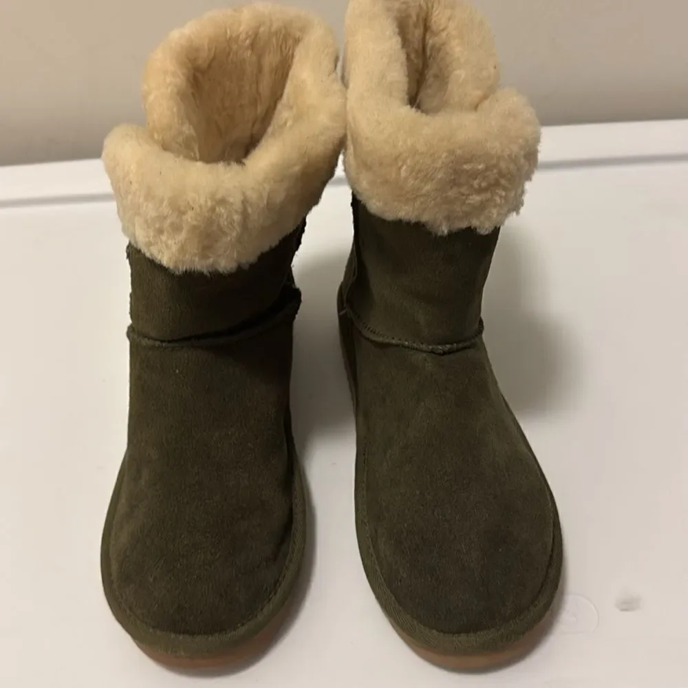 Kookaburra by Ugg Sulana Olive Night Suede Sheepskin Short boot. Size 7.